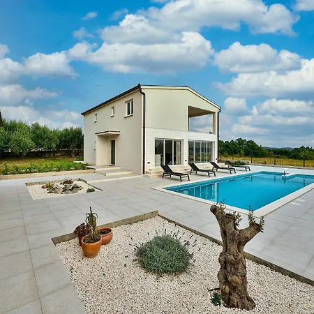 Stunning In Kastel Luksic