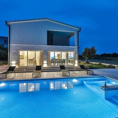 Stunning In Kastel Luksic